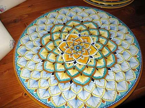 Piatto in ceramica decorata