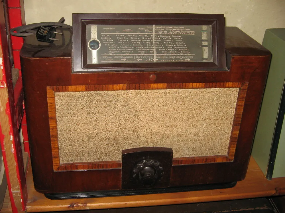 Radio a valvole in legno